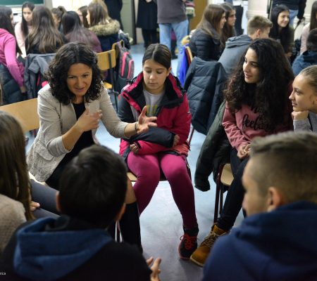 Kampanja Inspiring Girls Srbija

U  utorak 05. decembra organizacija CRTA organizovala je još jedan događaj „Devojčice imaju reč” u osnovnoj školi „Dimitrije Tucović” u Kraljevu.

Sa devojčicama i dečacima 7. i 8. razreda razgovarale su:

• Danijela Božić, vlasnica dečije konfekcije „O!PHILIP“
• Dragana Veljović, direktorka porodične destilerije „Rakija iz Rakije“
•  Miroslava Minja Bogdanovski, autorka bloga Minjina Kuhinjica
• Snežana Madžarević, direktorka osnovne škole „Sveti Sava“
• Žaklina Arsić Stevanović, konsultantkinja u IT sektoru i vrhunska sportistkinja

© 2017 ph: vladimir opsenica